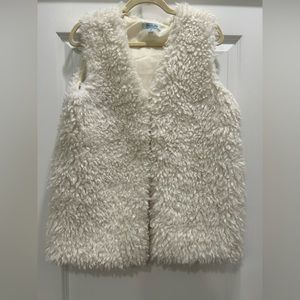 She + Sky Off White Faux Fur Vest Size Medium - Has 2 Hooks for Closure